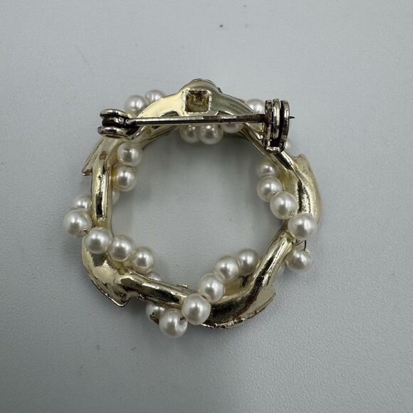 Gold tone Wreath BROOCH Rhinestone Wire wrapped Faux Pearls Vintage - Picture 3 of 3
